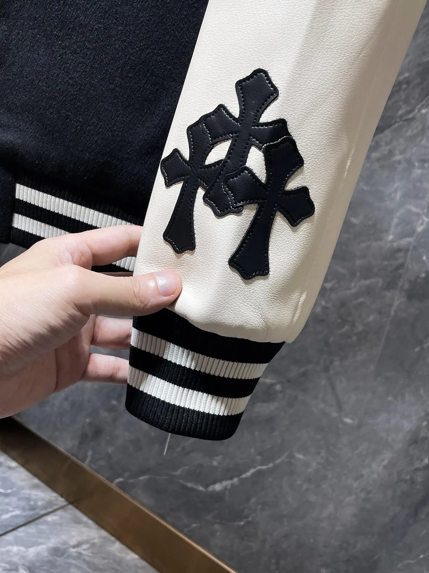 P436 Chrome Hearts 🍁Winter clothing is here🍁 Sanskrit Angry Birds woolen leather sleeves spliced ​​with baseball embroidery cotton jacket, heavy embroidery ➕ both sleeves and the whole leather. Counter synchronization, heavy industry! ! Customized woolen fabric, silk lining, customized hardware, not the ordinary version on the market! ! 🌈Recommended color: black and white color matching🌈Code number: S, M, L, XL